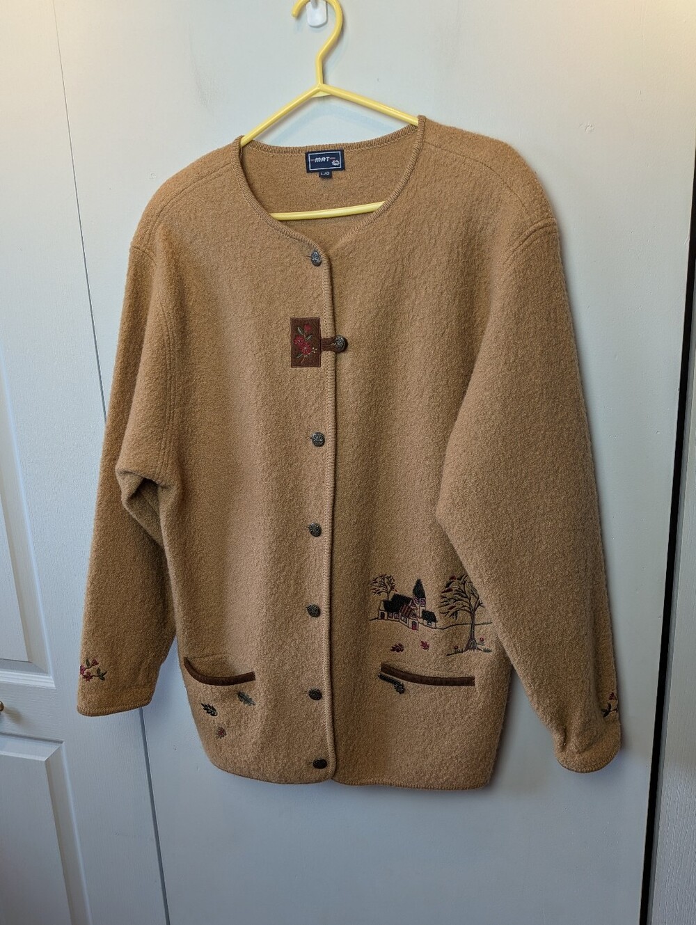 VINTAGE Mat Cardigan Size L 100% Wool Granny Style Buttons Closure Shoulder Pads